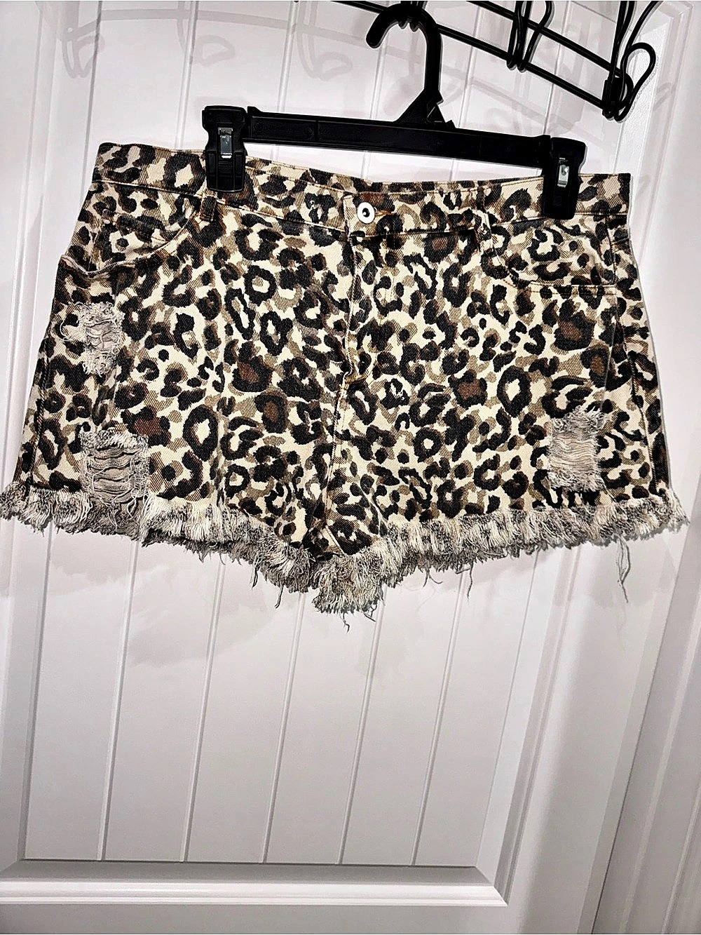 Umgee Leopard Print Frayed Jean Shorts Size Large